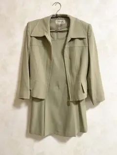 スカートスーツ