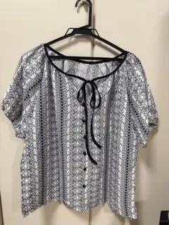 【新品未使用】小花柄トップス＊白×ネイビー