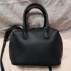 黒の合成皮革ショルダーバッグ