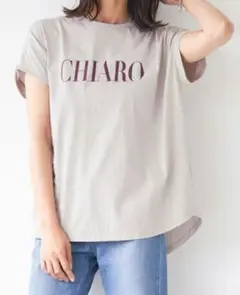 MICA & DEAL CHIARO ロゴ Tシャツ（グレージュ）