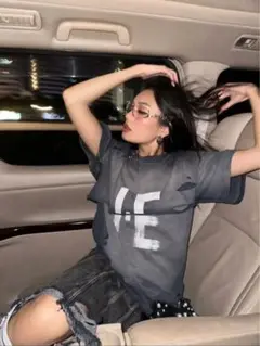 ダメージ加工ダークグレーTシャツ　ユニセックス アースィア.スタジオ