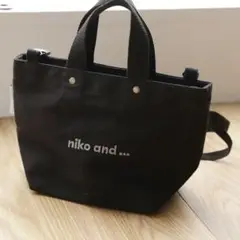 niko and… オリジナルニコロゴ刺繍ショルダーバッグ ブラック