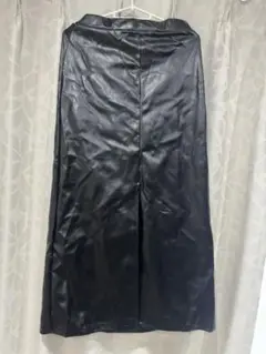 ブラックレザー風タイトスカート