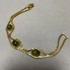 金色の波状ブレスレット 緑色の石付き