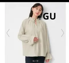 GU 2WAYフリルネックギャザーブラウス