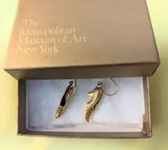 新品未使用 ニューヨーク メトロポリタン美術館 刻印入り くつ型ピアス