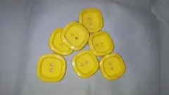 大昔のレモン色のボタン７個