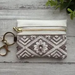 キーホルダー付き　フェイクレザー　合皮　インド刺繍リボン　白　ハンドメイド　3