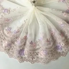 ピンクとライラックカラーのミニ薔薇刺繍チュールレース　1m　N-97