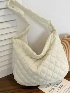 キルティングショルダーバッグ 大容量 ベージュ系