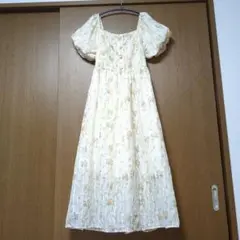 新品タグ付　刺繍花柄　袖ボリューム　スタイルよく見える　フラワーワンピ