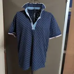 ネイビーのドット柄ポロシャツ