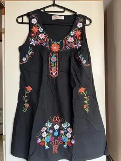 黒の刺繍ノースリーブチュニック