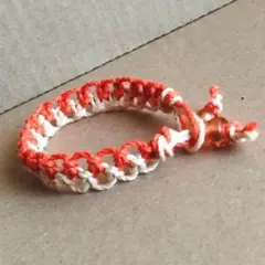 ヘンプブレス・アンクレット オレンジ×ホワイト×ガラスビーズ内径：約16.5cm