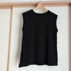 黒のノースリーブトップス スリット入り