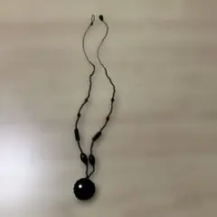 黒いペンダントネックレス