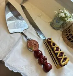 装飾的なハンドルのケーキナイフ