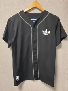 adidas ブラック ベースボールシャツ NBAロゴ