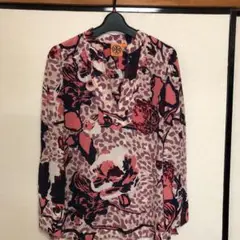 トリーバーチシルク100%です。