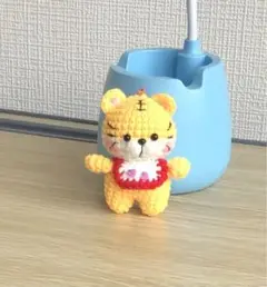 トラのあみぐるみ 赤いエプロン付き