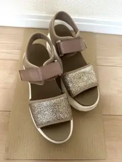 ベージュ グリッターサンダル Mサイズ