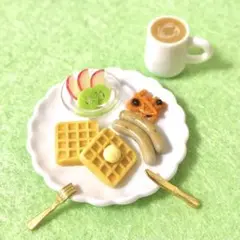 ミニチュアフード「ハーブソーセージワッフルプレート&カフェラテ」