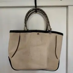 ベージュと黒のトートバッグ
