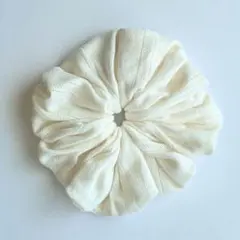 シュシュ　オフホワイト　ハンドメイド
