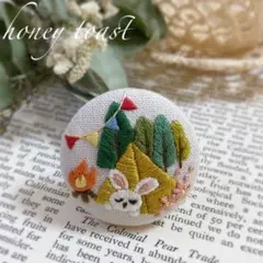 くるみボタン刺繍ブローチ　うさぎさんとキャンプ