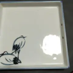 鳥の絵柄の四角い皿
