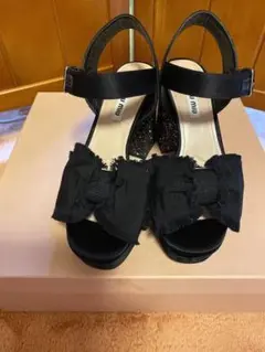 miumiuのサテンリボンサンダルグリッター