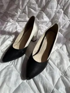 ブラックとホワイトのハイヒールパンプス