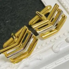 v字デザインのカフス　刻印:18k wg??