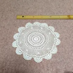 円形レースドイリー ややクリーム色掛かった白色 直径約22.5cm 花瓶敷にも