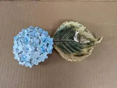 青白い花模様と葉模様の陶器セット