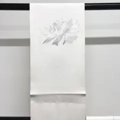 銀駒刺繍で菊花が刺繍された塩瀬の名古屋帯 さいとう富蔵 着物