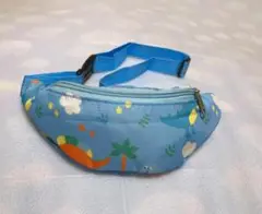 【新品未使用】キッズ向け 恐竜柄ボディーバッグ （水色）