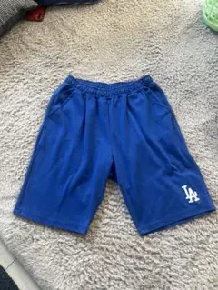 LAロゴ入り青ハーフパンツ