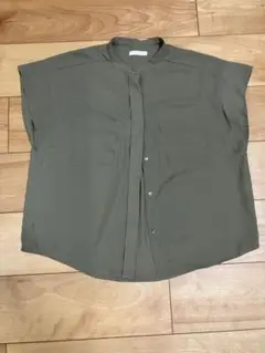 オリーブ色 半袖シャツ ポケット付き