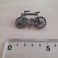 自転車の銀色ブローチ
