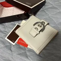 新古品！未使用 COACH コーチ ホワイトレザー 二つ折り財布 バックル