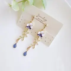 ビオラとしずく型ジルコニアチャームのイヤリング　ピアス（ホワイト）✽ハンドメイド