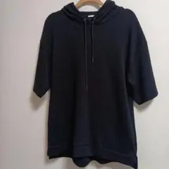 黒のフード付き半袖パーカー