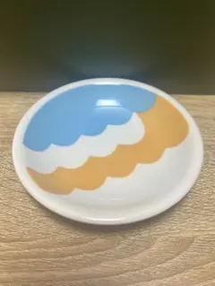 波模様の円形陶器皿