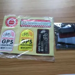 新品未使用のGPSトラッキングステッカーとソーラー式の点滅ライトです