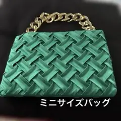 緑バッグ　編み込みデザイン　スクエアバッグ目立つグリーン　カラフルデザインバッグ