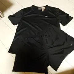 Nike ブラック Vネック Tシャツ & ショートパンツ セット