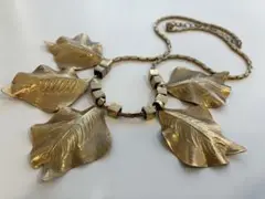 葉モチーフの金色ネックレス