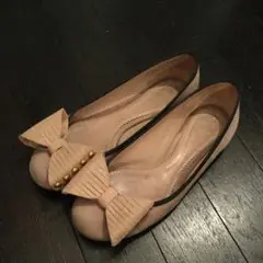 クロエの蝶ちょリボン付きフラットシューズです