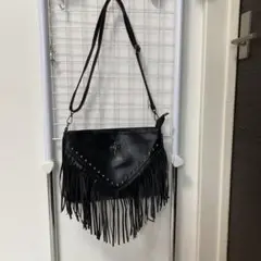 フリンジ付きブラックショルダーバッグ